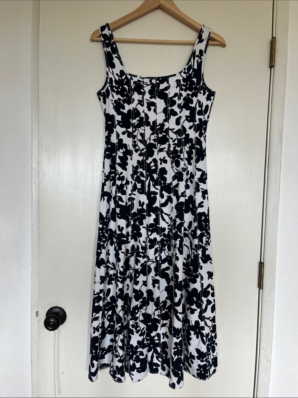 NWT Women’s Navy & White Floral Sleeveless Dress